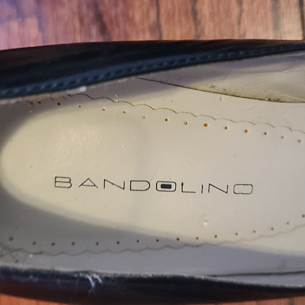 Button detail Bandolino dress heels. - Picture 4 of 6